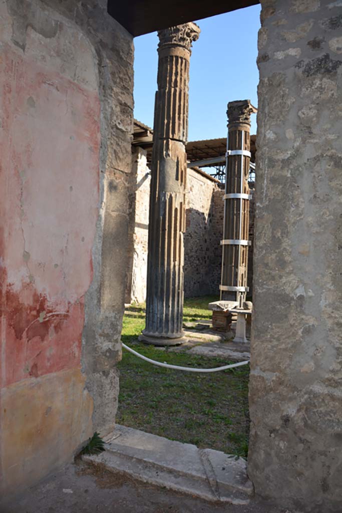 VI.11.10 Pompeii. October 2017. 
Room 29, doorway in east wall into atrium 27 of VI.11.10.
Foto Annette Haug, ERC Grant 681269 DCOR

