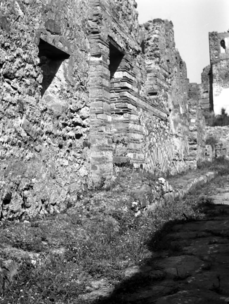 VI.11.18 Pompeii. W.1500. 
Looking north along front façade with window of VI.11.17, and doorway of VI.11.18.
Photo by Tatiana Warscher. Photo © Deutsches Archäologisches Institut, Abteilung Rom, Arkiv. 
