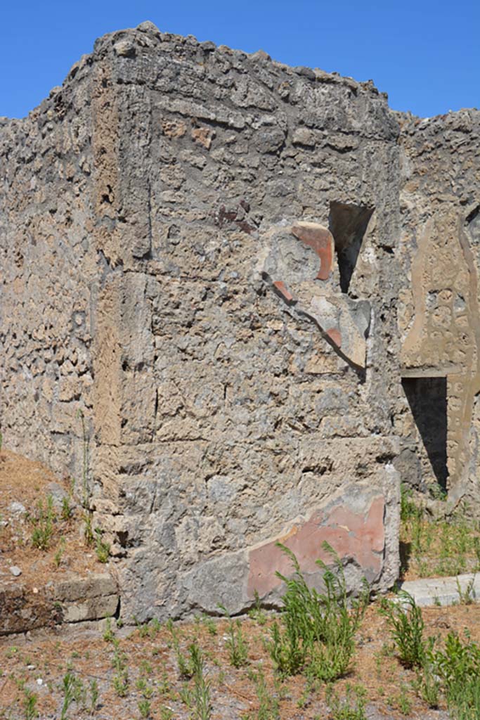 VI.13.6 Pompeii. July 2017. 
West wall of atrium with remaining painted stucco on south side of doorway to a cubiculum, on right.
Foto Annette Haug, ERC Grant 681269 DÉCOR.
According to PPM (photograph from 1980) –
“The red middle zone of the wall, above the black geometric zoccolo, preserved only a painted medallion (35cm diameter) on the south side of the doorway.”   (No.7 on p.163).
