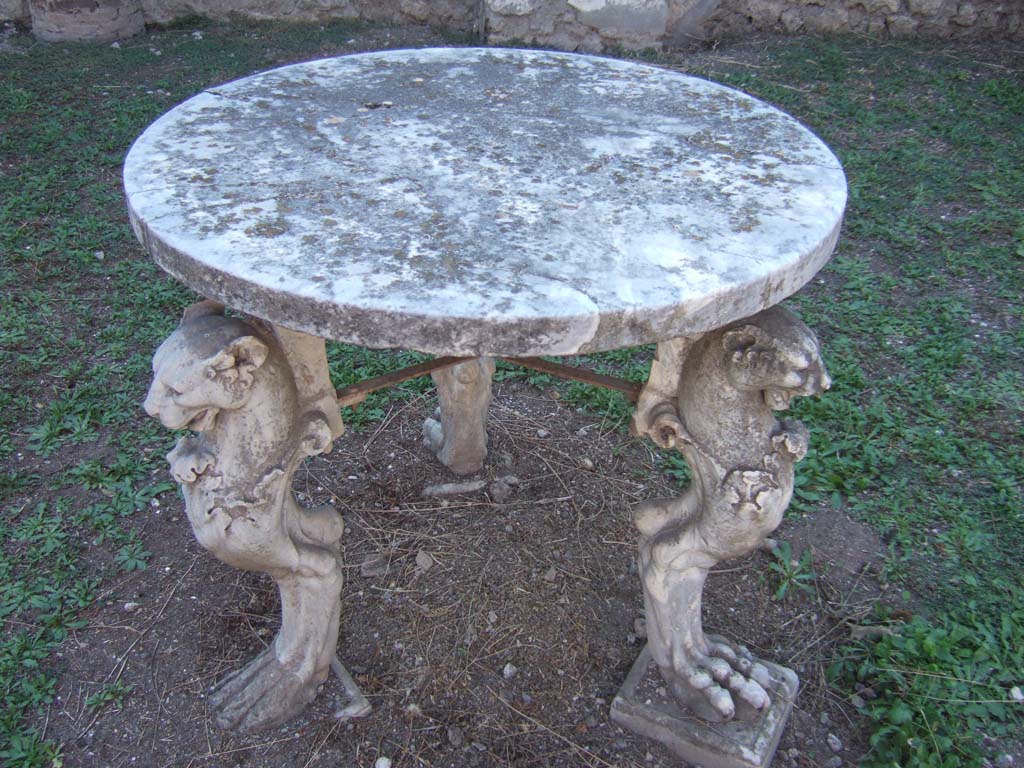 VI.13.18 Pompeii. September 2005. Round marble table.