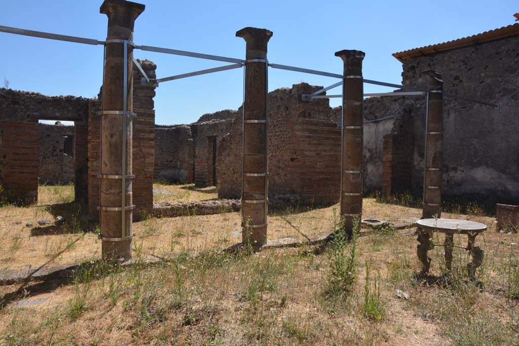 VI.13.13/18 Pompeii. July 2017. Looking east from garden area, across east portico to tablinum of VI.13.13, in centre.
Foto Annette Haug, ERC Grant 681269 DÉCOR.

