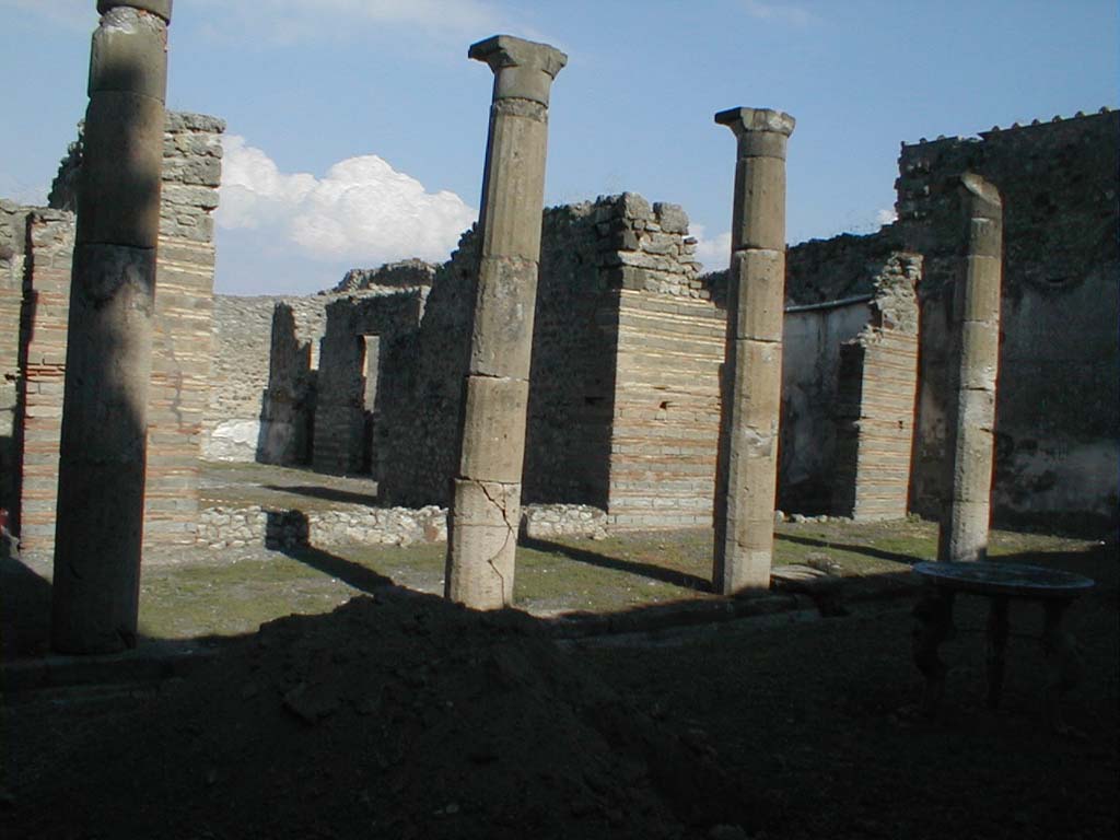 VI.13.18 Pompeii. September 2005. Looking east from garden area, across east portico to tablinum of VI.13.13.