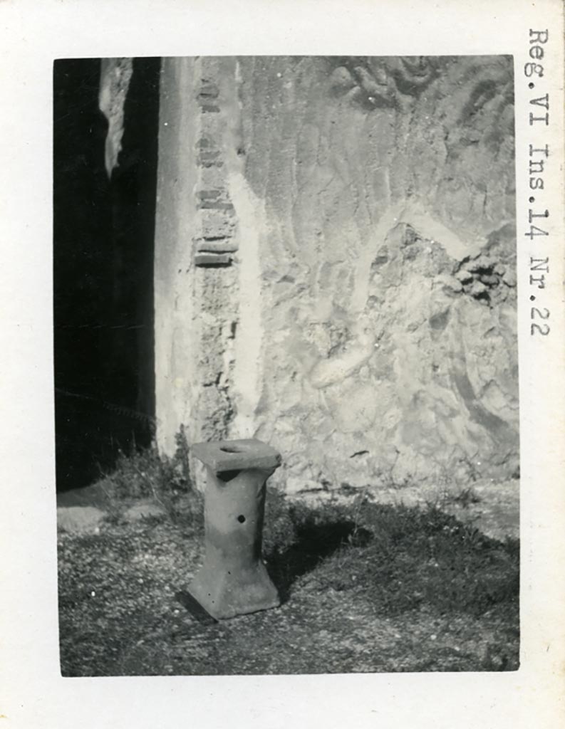 VI.14.22 Pompeii. Pre-1937-39. 
North-west corner of atrium showing conserved layer of plaster with imprints of trowel.
Photo courtesy of American Academy in Rome, Photographic Archive.  Warsher collection no. 1292.

