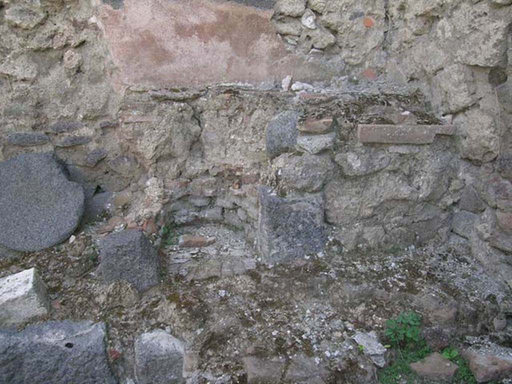 VI.14.22 Pompeii. June 2005. Room 9, detail of remains of oven from west side of kitchen. Photo courtesy of Nicolas Monteix.

