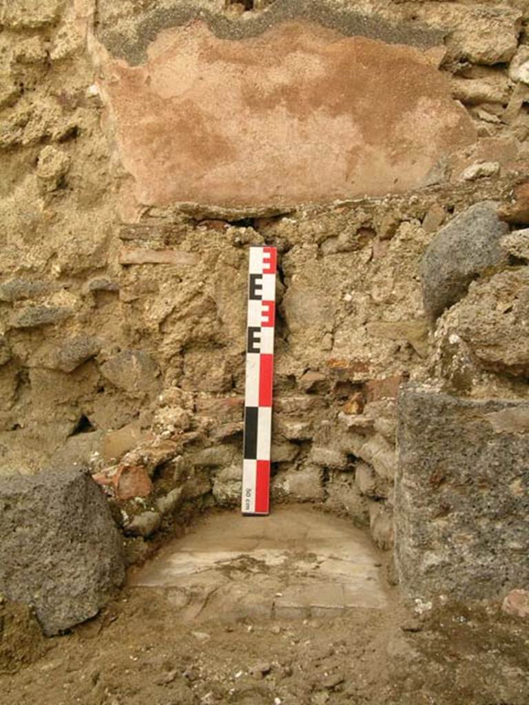 VI.14.22 Pompeii. June 2006. Room 9, detail of remains of oven from west side of kitchen.  Photo courtesy of Nicolas Monteix.

