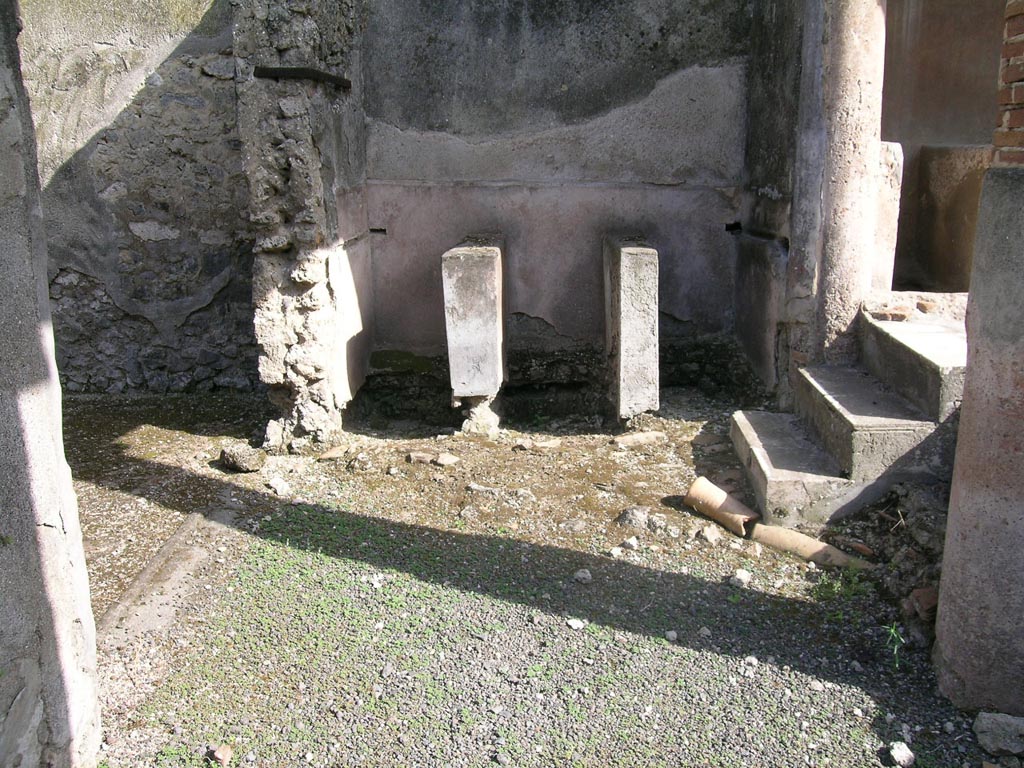 VI.14.22 Pompeii. June 2005. Room 12, three basins on south side of peristyle. Photo courtesy of Nicolas Monteix.