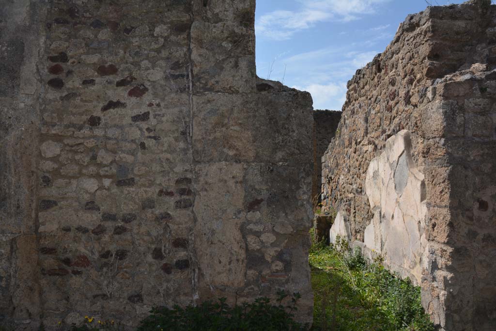 VI 15 5 Pompeii. March 2019. North ala 6, west wall, with doorway to Oecus 24, on right.
Foto Annette Haug, ERC Grant 681269 DCOR.
