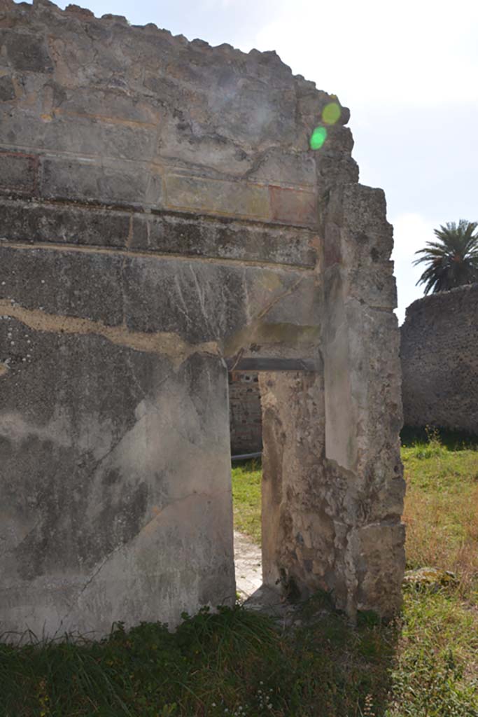 VI 15 5 Pompeii. March 2019. 
Oecus 24, south wall at west end, with small doorway into tablinum 7.
Foto Annette Haug, ERC Grant 681269 DCOR.
