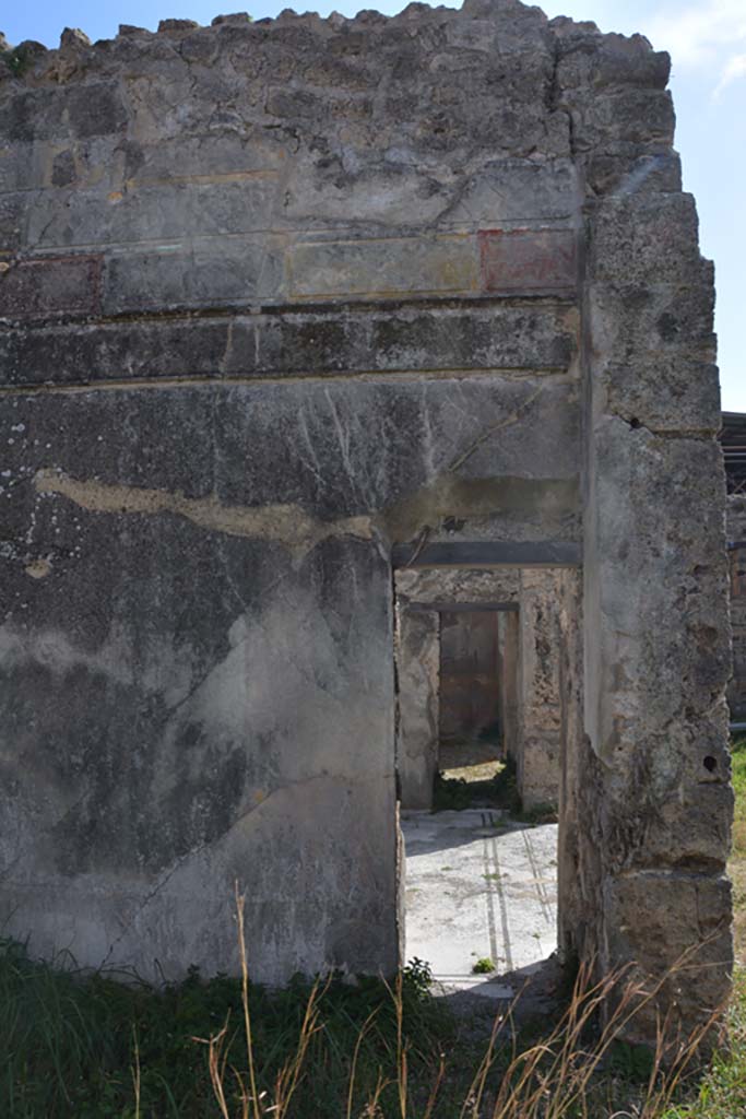 VI 15 5 Pompeii. March 2019. 
Oecus 24, south wall at west end, with doorways through tablinum 7 and into oecus/triclinium 8. 
Foto Annette Haug, ERC Grant 681269 DCOR.
