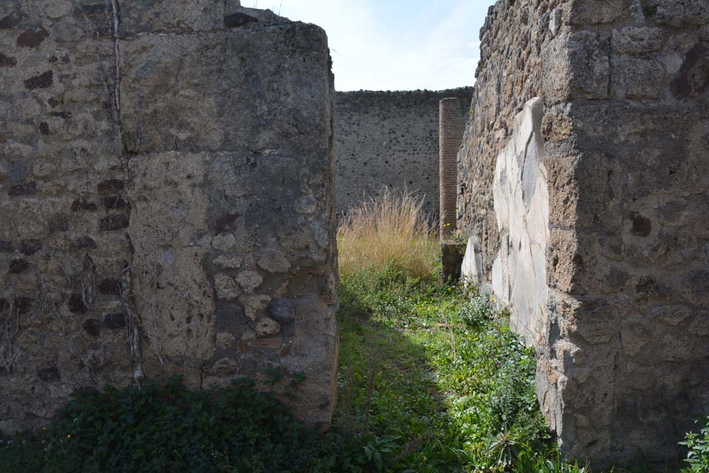 VI 15 5 Pompeii. March 2019. Oecus 24, looking west through doorway from north ala 6.
Foto Annette Haug, ERC Grant 681269 DCOR.
