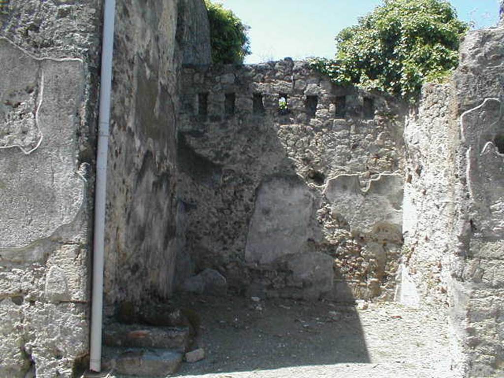 VI.15.10 Pompeii. May 2005. Looking west to entrance doorway.