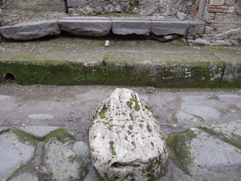 VI.16.2 Pompeii. December 2007. Stepping stone and drainage outside in Vicolo di Mercurio.