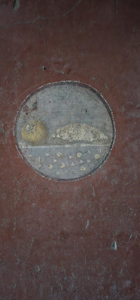 VI.16.15 Pompeii. December 2023.
Medallion on south end of east wall of room F with painting of food.
Photo courtesy of Miriam Colomer.
