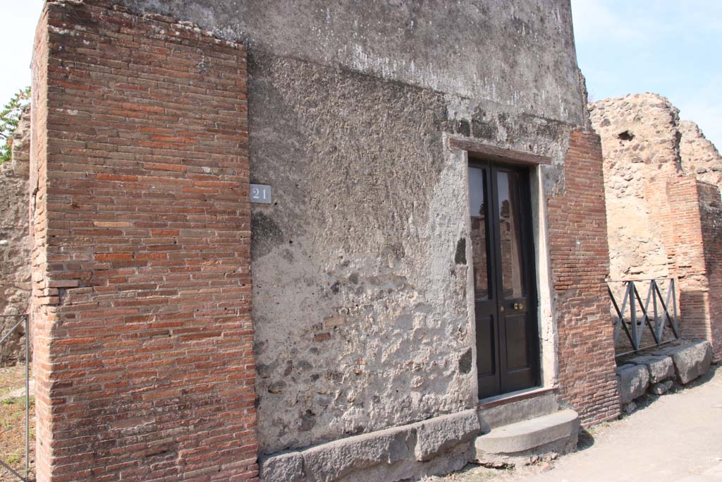 VI.17.21, Pompeii. September 2021. 
Looking west to entrance of shop with original full-width threshold or sill. Photo courtesy of Klaus Heese.

