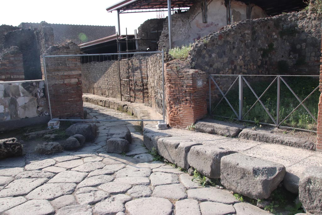 VI.17.38 Pompeii. October 2023. 
Looking towards entrance doorway, on right. Looking south into Vicolo del Farmacista, on left. Photo courtesy of Klaus Heese.
