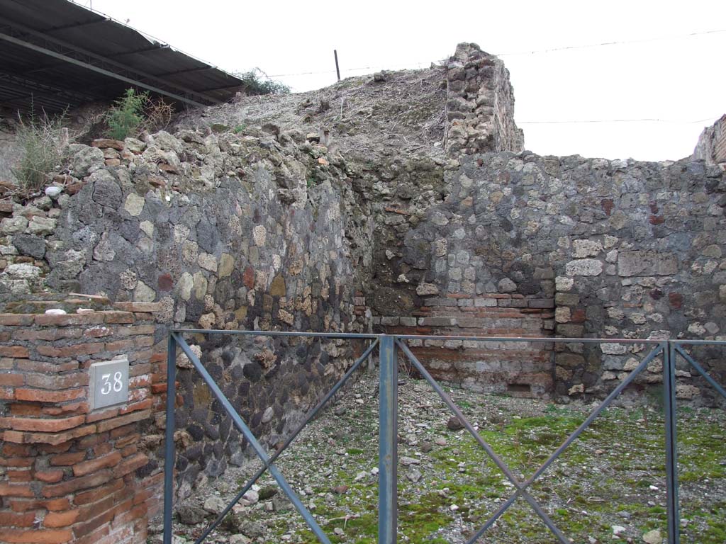 VI.17.38 Pompeii. December 2007. South wall, south-west corner and west wall.