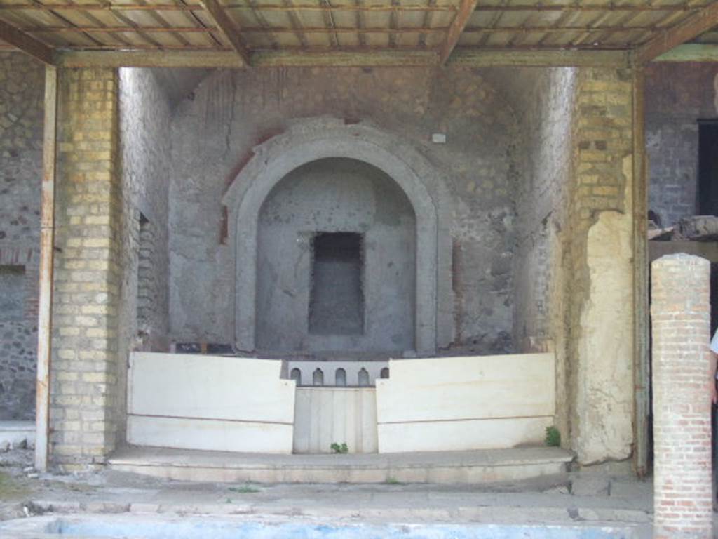 VI.17.42 Pompeii. May 2006. Summer triclinium 31, triclinium and nymphaeum, fountain with apse.