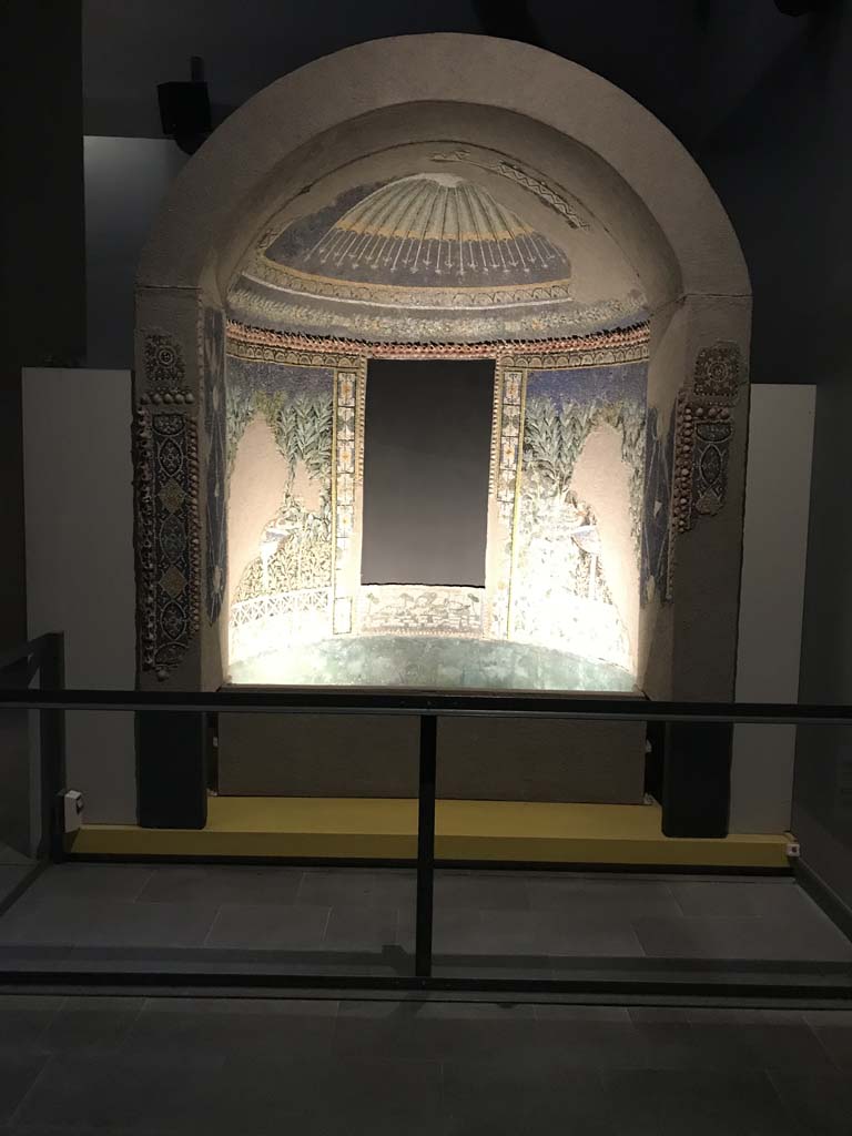 VI.17.42 Pompeii. April 2019, on display in Antiquarium.
Summer triclinium 31, original nymphaeum mosaic pattern reconstructed in exhibition apse. 
Photo courtesy of Rick Bauer.
