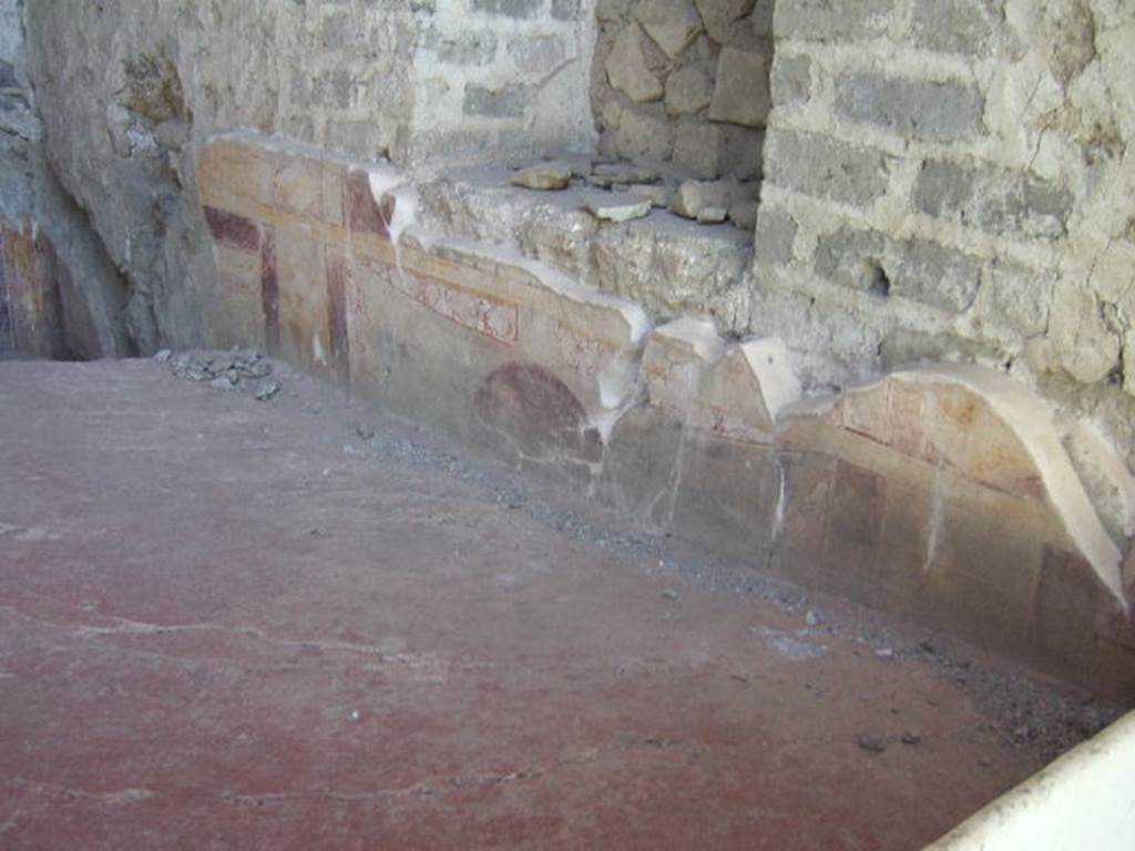 VI.17.42 Pompeii. May 2006. Summer triclinium 31, south wall. Remains of painted walls around triclinium.