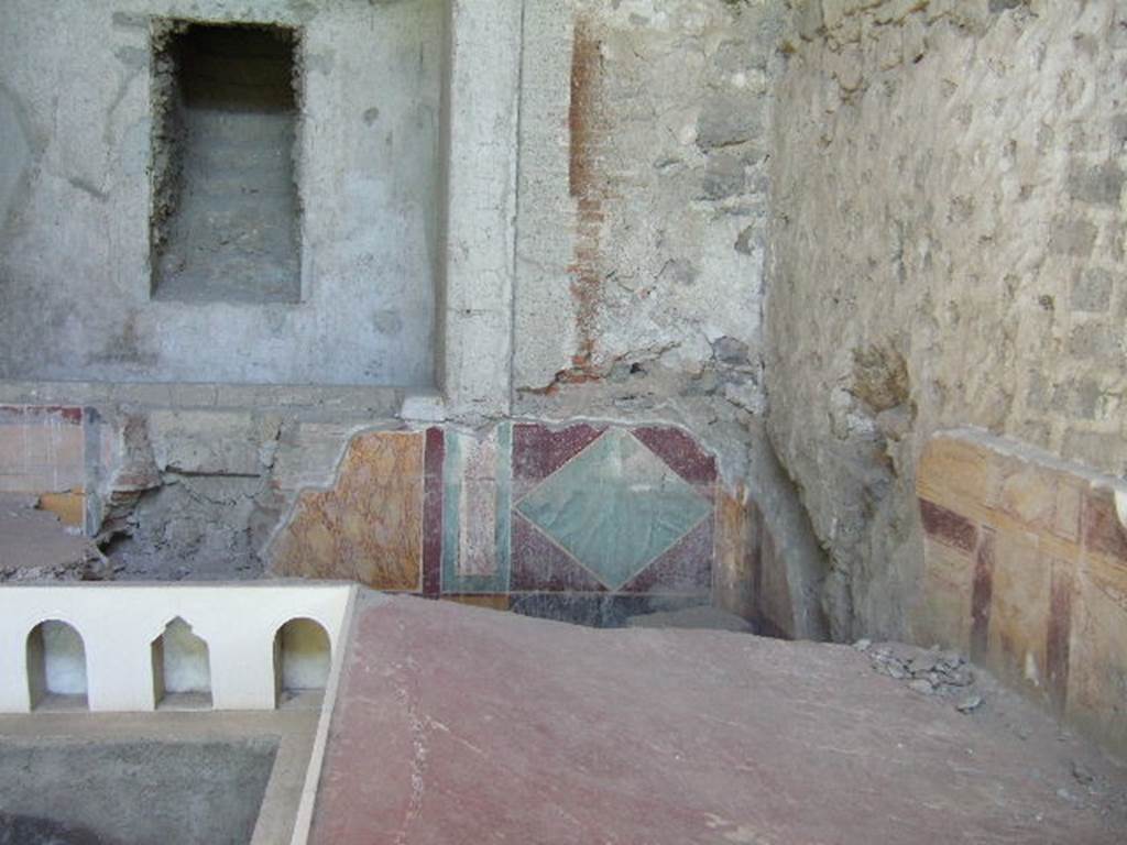 VI.17.42 Pompeii. May 2006. Summer triclinium 31, south-east corner. Painted walls around triclinium. To the right can bee seen the route of the lead pipe work that carried the water from the cistern to the fountain. See Aoyagi M. and Pappalardo U., 2006. Pompei (Regiones VI-VII) Insula Occidentalis. Napoli: Valtrend. (p. 166).