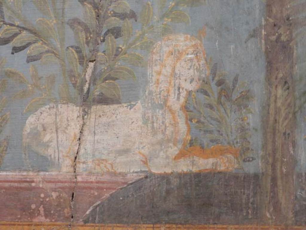 VI.17.42, Pompeii, May 2018. Summer triclinium 31.
Detail of facing Sphynx, looking right. Archaeological Park of Pompeii, inv 87228.
Photo courtesy of Buzz Ferebee.
