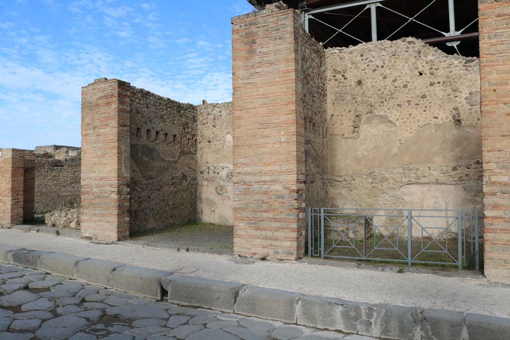 VII.1.2, Pompeii, in centre, with VII.1.1, on left, and VII.1.3, on right. December 2018.
Looking north on Via dellAbbondanza. Photo courtesy of Aude Durand.
