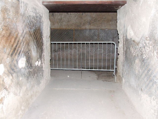 VII.1.8 Pompeii. September 2005. Roof at east end of Latrine O.