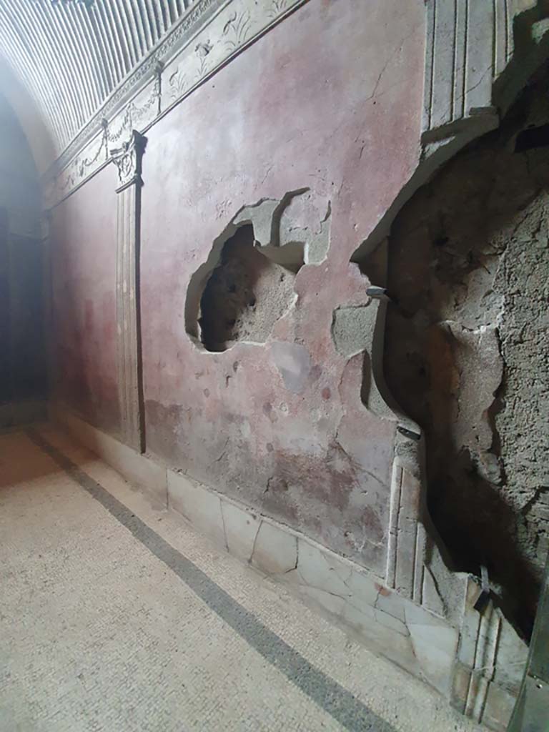 VII.1.8 Pompeii. July 2021. Caldarium 9, detail from north wall.     
Foto Annette Haug, ERC Grant 681269 DCOR
