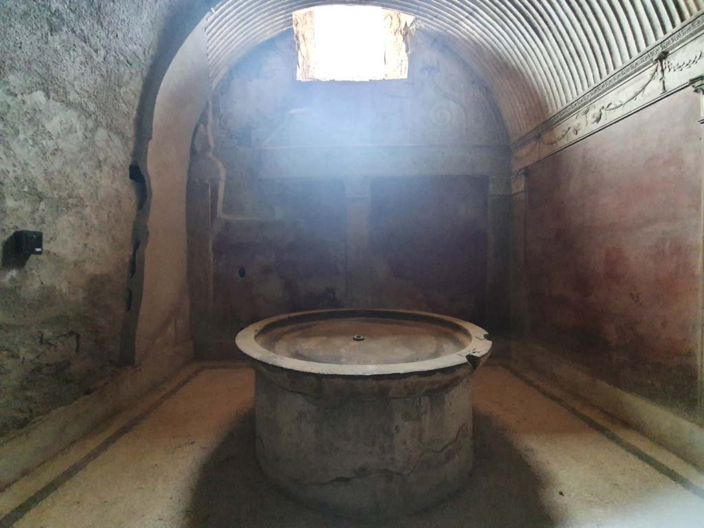 VII.1.8 Pompeii. July 2021. Caldarium 9, looking west.     
Foto Annette Haug, ERC Grant 681269 DCOR

