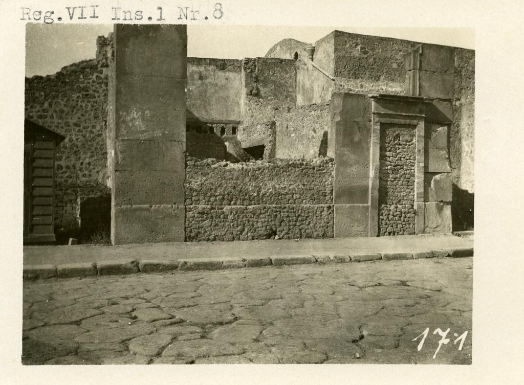 VII.1.9 Pompeii, on left. Pre-1937-39. Looking north towards two blocked doorways between VII.1.9 and VII.1.10, on right.
Photo courtesy of American Academy in Rome, Photographic Archive. Warsher collection no. 171.

