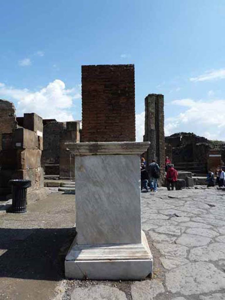 Outside VII.1.12 Pompeii. May 2010. Base of statue for Holconius Rufus on Via dellAbbondanza.