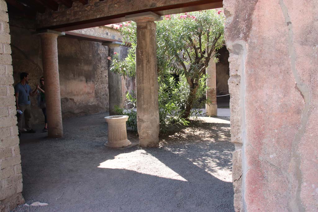 VII.1.25 Pompeii. September 2017. Looking south-west across peristyle 31, through doorway from atrium 24.
Photo courtesy of Klaus Heese.
