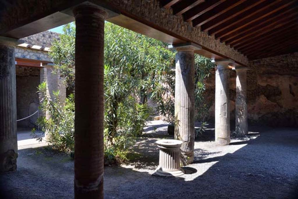VII.1.25 Pompeii. April 2018. Looking north-west across peristyle 31. Photo courtesy of Ian Lycett-King. 
Use is subject to Creative Commons Attribution-NonCommercial License v.4 International.

