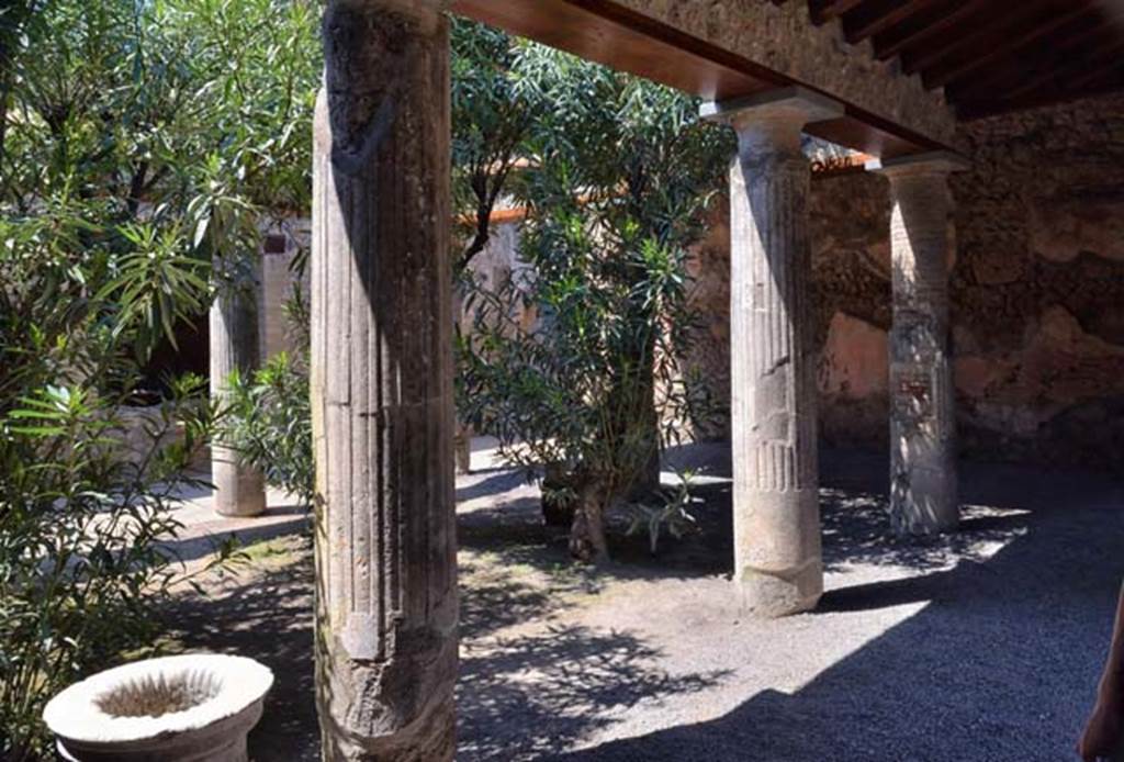 VII.1.25 Pompeii. April 2018. Looking across peristyle 31, from south side. Photo courtesy of Ian Lycett-King. Use is subject to Creative Commons Attribution-NonCommercial License v.4 International.
