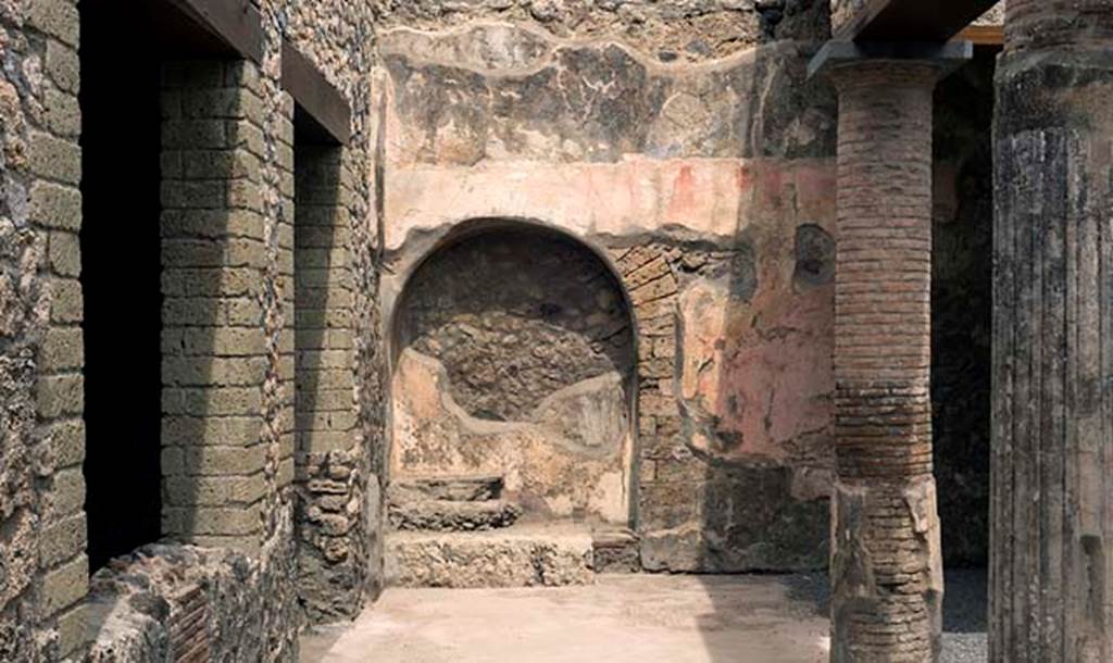 VII.1.25 Pompeii. May 2017. Large niche/recess on north side of peristyle 31, in north-west corner. 
On the left is the window and doorway of room 32. Photo courtesy of John Puffer.
