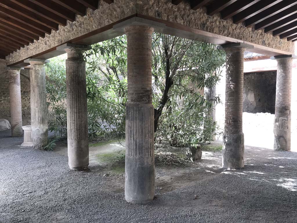 VII.1.25 Pompeii. April 2019. Looking across peristyle 31, with window to Triclinium 32, on right.
Photo courtesy of Rick Bauer.
