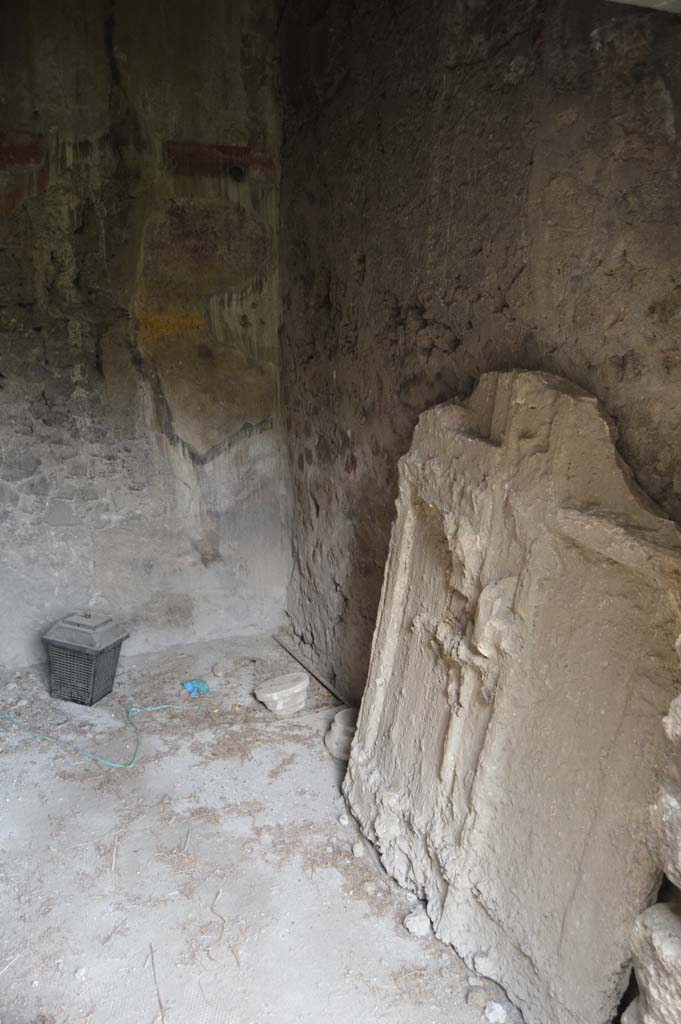 VII.2.16 Pompeii. October 2017. 
Room 21, north-east corner and east wall with plaster-cast of door.
Foto Taylor Lauritsen, ERC Grant 681269 DCOR.

