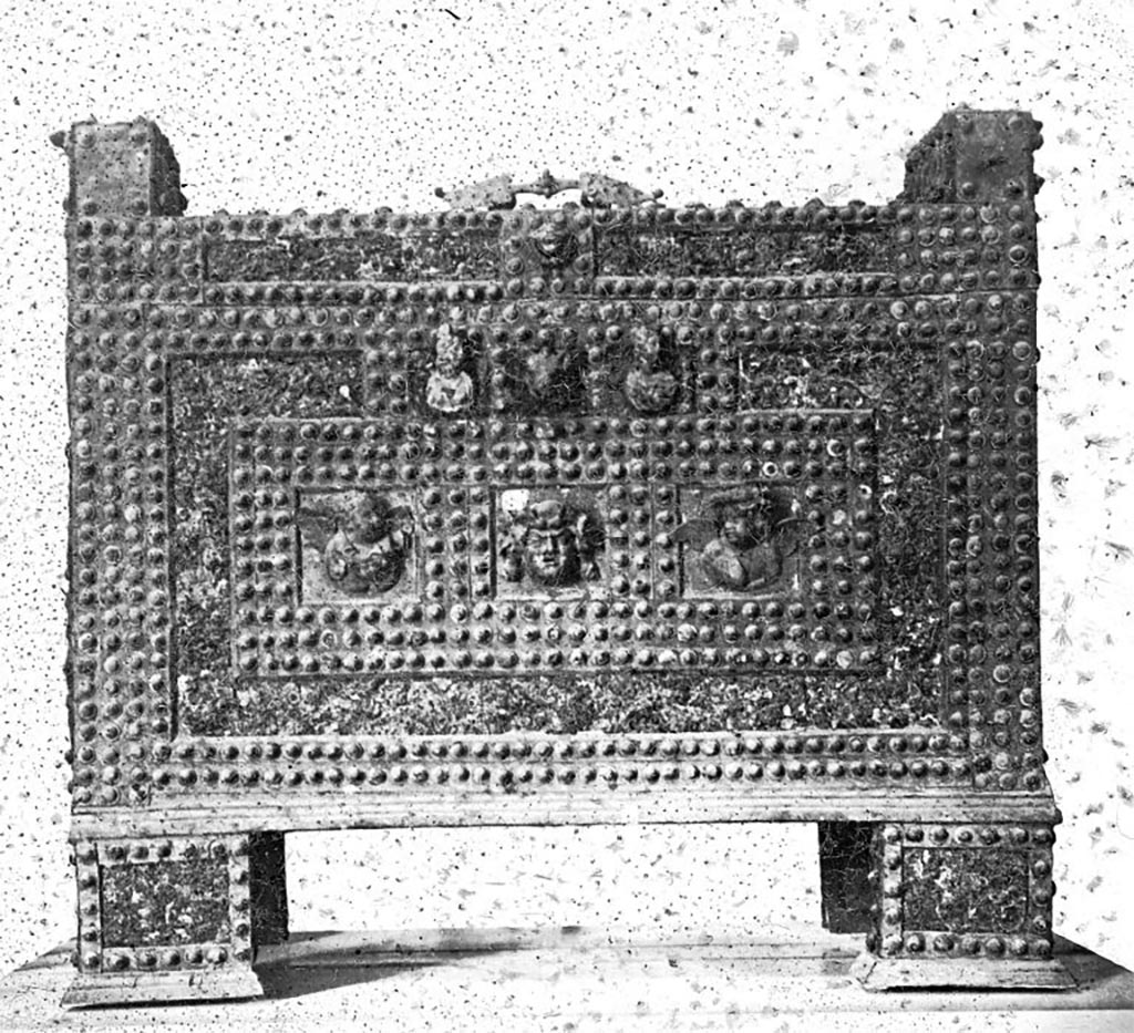 VII.2.18 Pompeii. 1895 lantern slide photo of bronze chest in Naples Museum.
Brooklyn Museum, William Henry Goodyear Collection, inv. S03i3129l01.
