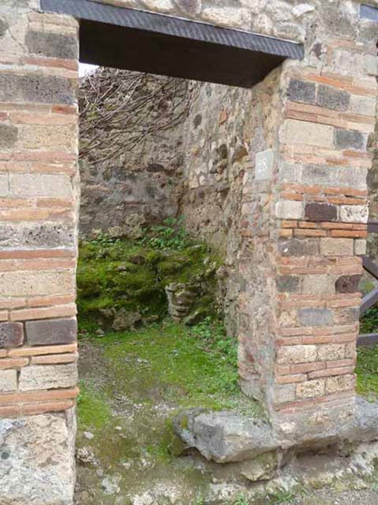 VII.2.28 Pompeii. May 2010. Entrance doorway. According to Eschebach this doorway led to a cella meretricia. According to PPM, this doorway led to a public latrine.
