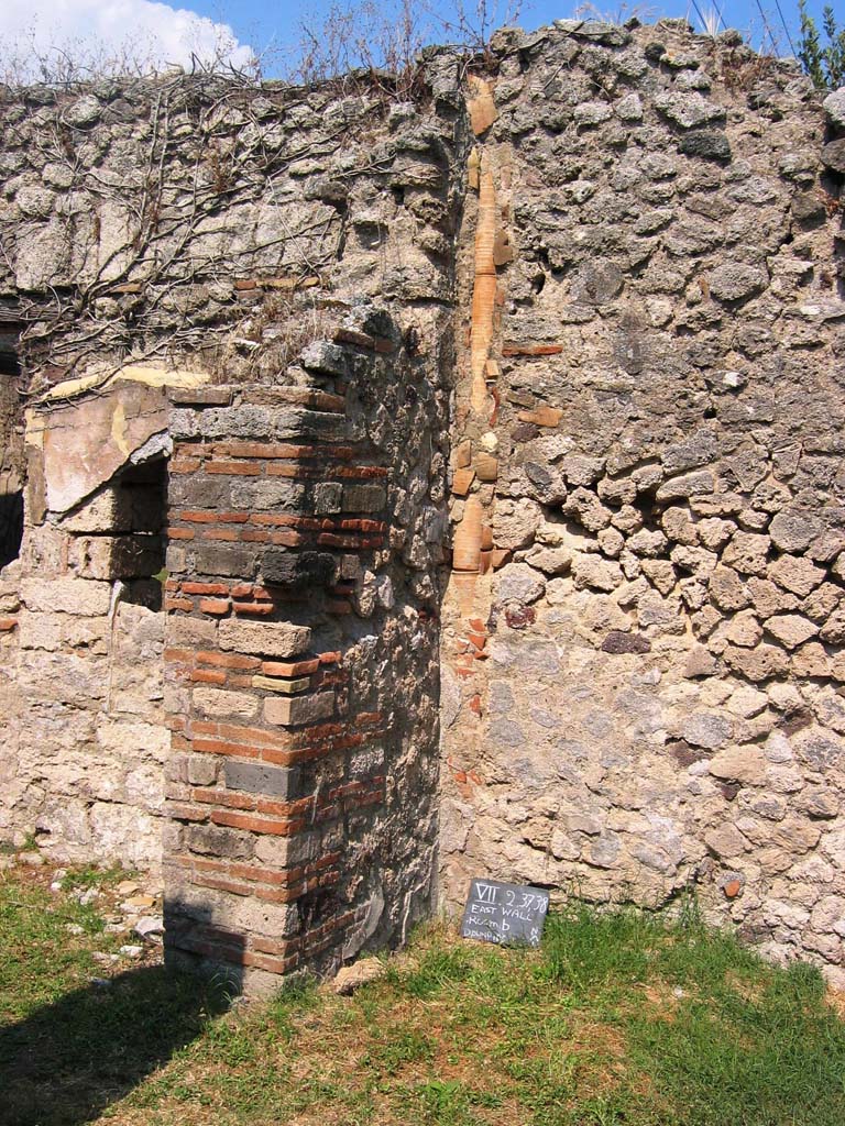 VII.2.38 Pompeii. July 2008. Pilaster dividing the tablinum, left, with the east wall of the atrium, on right. 
Photo courtesy of Barry Hobson.
