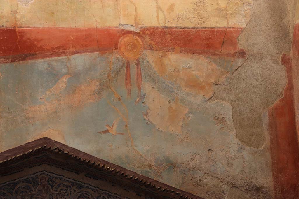 VII.2.45 Pompeii. September 2017. Detail of painted wall on east side of north wall of garden area, behind fountain.
Photo courtesy of Klaus Heese.
