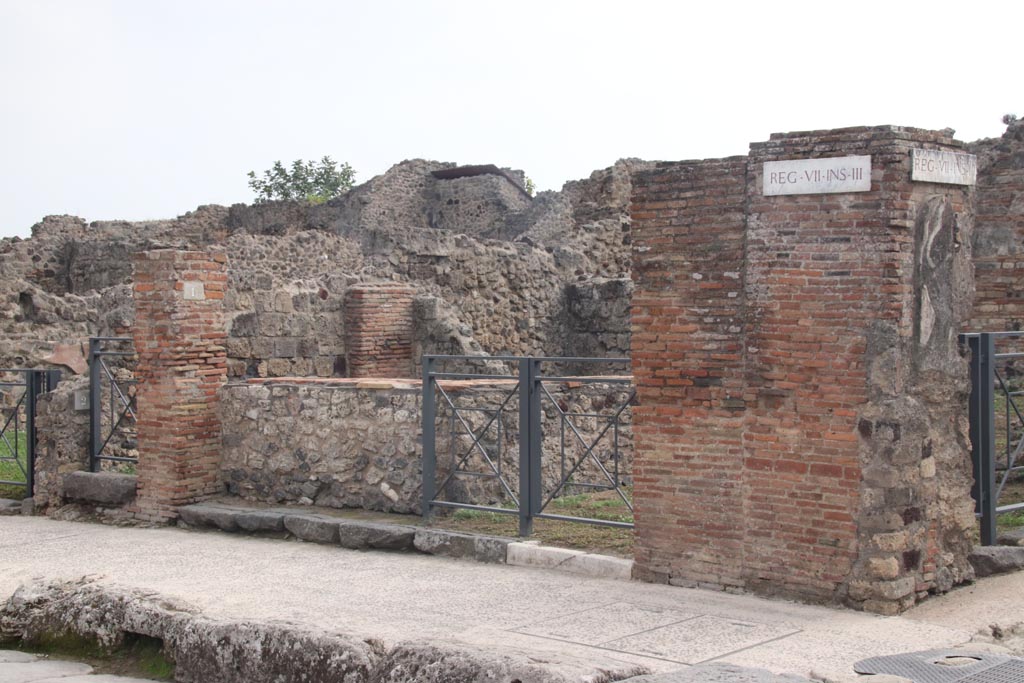 VII.3.1 Pompeii. October 2023. Entrance doorway on Via della Fortuna. Photo courtesy of Klaus Heese.