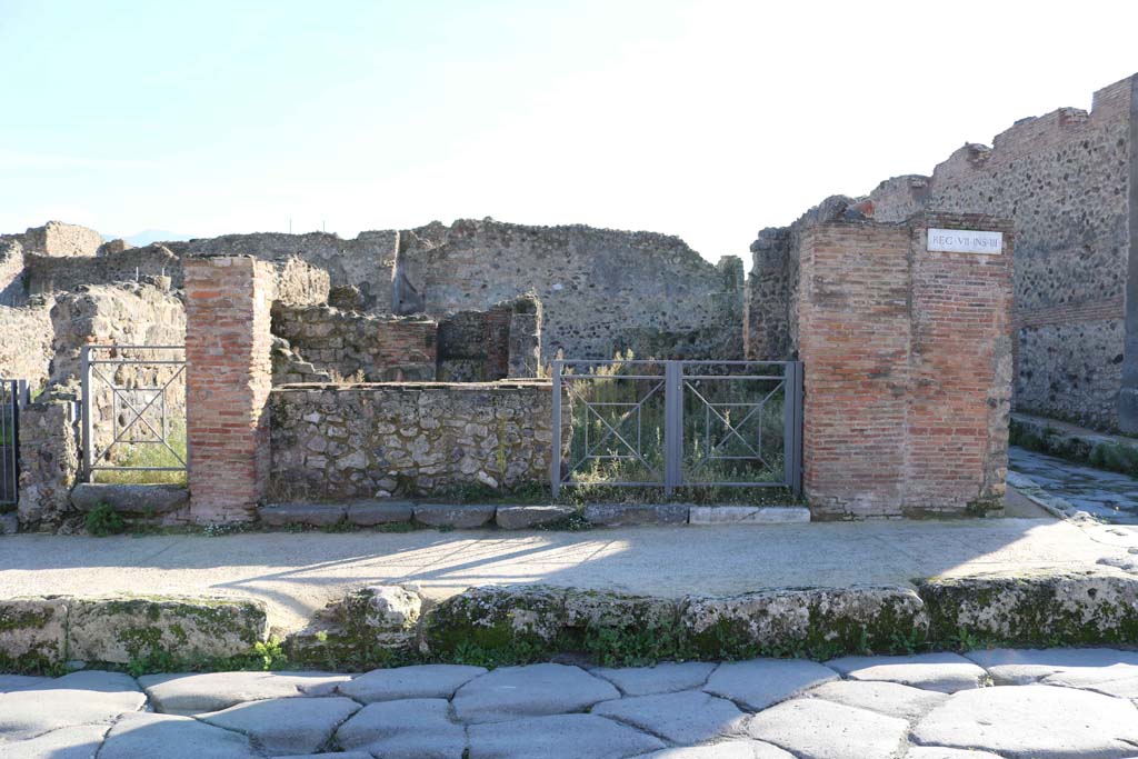  
VII.3.1, Pompeii. December 2018. Looking south to entrance on Via della Fortuna. Photo courtesy of Aude Durand.
