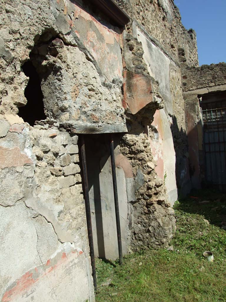 VII.3.29 Pompeii. March 2009. Room 6, tablinum. North wall, looking east to doorway of room 10, cubiculum.