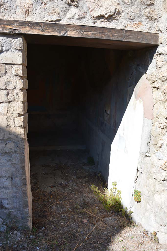 VII.3.29 Pompeii. October 2019. Cubiculum 10, looking north through doorway from tablinum.
Foto Annette Haug, ERC Grant 681269 DÉCOR.

