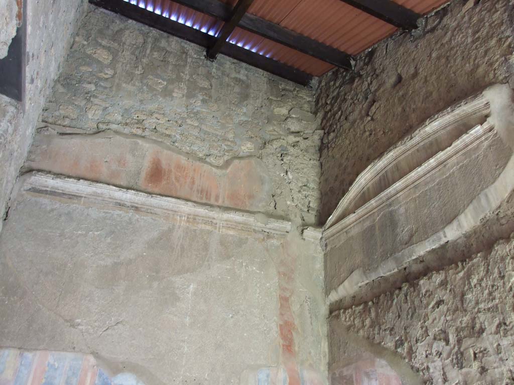 VII.3.29 Pompeii. March 2009. Room 10, cubiculum, upper level with stucco in the north-east corner above bed recess.