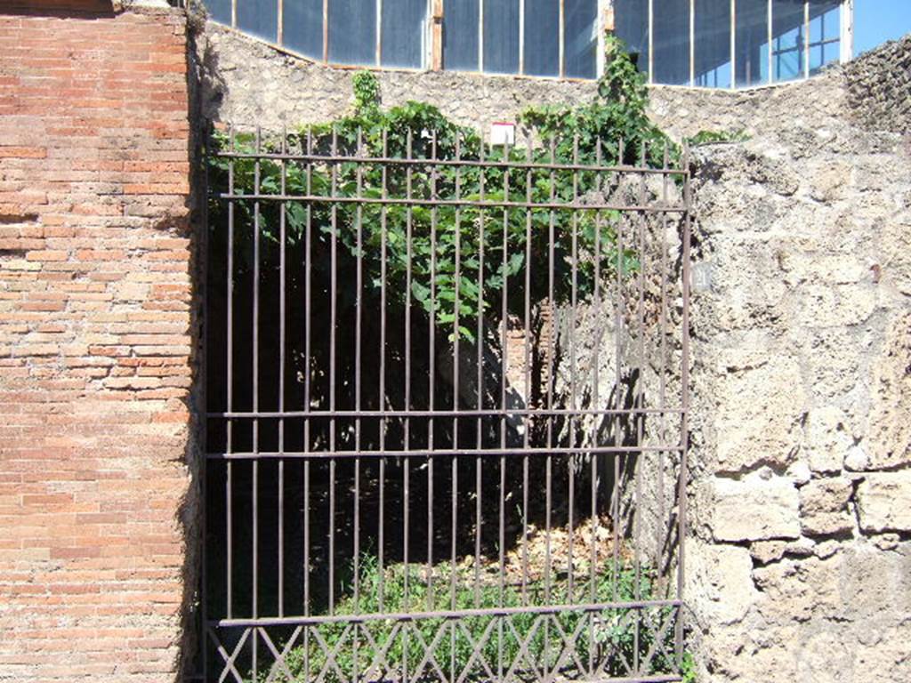 VII.4.21 Pompeii. September 2005. Entrance.
This was linked to VII.4.22 and both were known as Bottega dei Frutti secchi (shop of the dried fruits).

