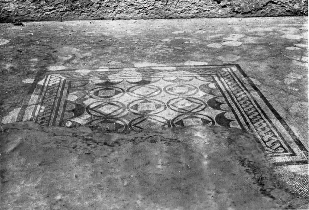 VII.4.31/51 Pompeii. c.1930. Room 20, central emblema of flooring of oecus showing a simple but effective pattern of circles and peltae.
See Blake, M., (1930). The pavements of the Roman Buildings of the Republic and Early Empire. Rome, MAAR, 8, (p. 108, 118 & Pl.39, tav.1).
