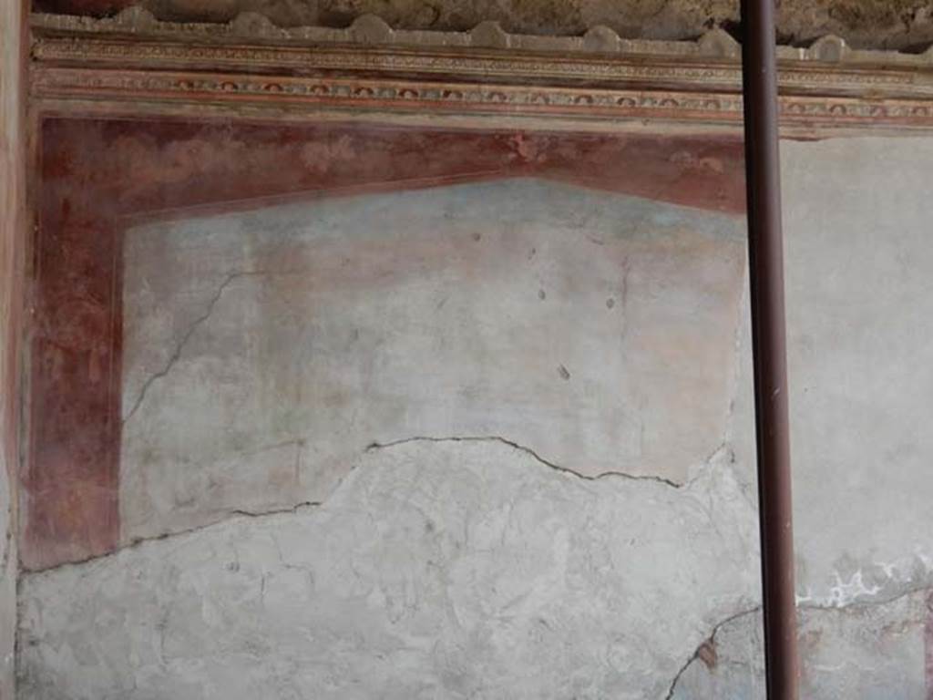 VII.4.48 Pompeii. May 2015. Peristyle, remains of upper part of painting of Polyphemus and Galatea, from south end of west wall. Photo courtesy of Buzz Ferebee.
