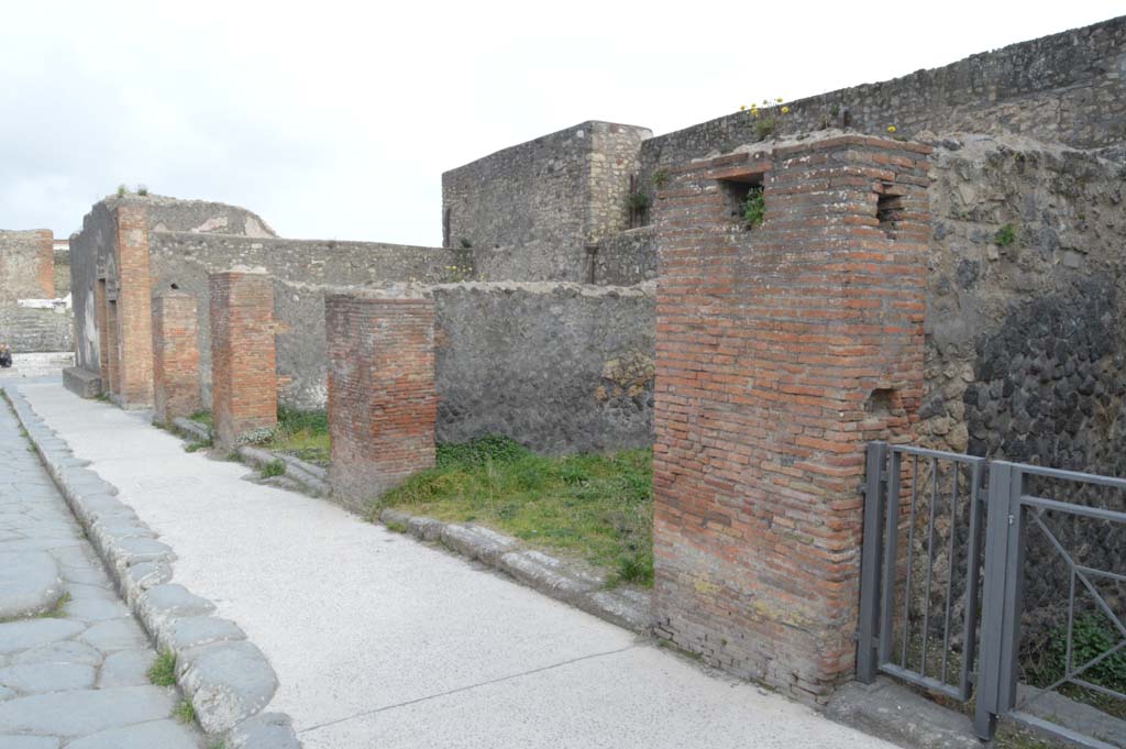 Via delle Terme, south side, Pompeii. March 2019. Looking east from entrance doorway at VII.5.7, on right.
Foto Taylor Lauritsen, ERC Grant 681269 DCOR.
